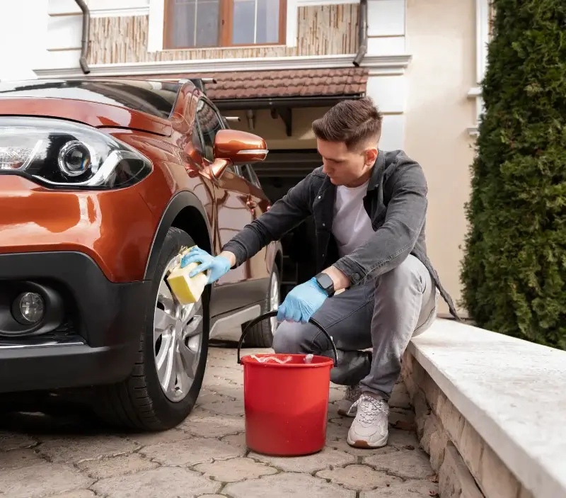 Lavage auto à domicile Berthelange : professionnel intervenant sur un véhicule